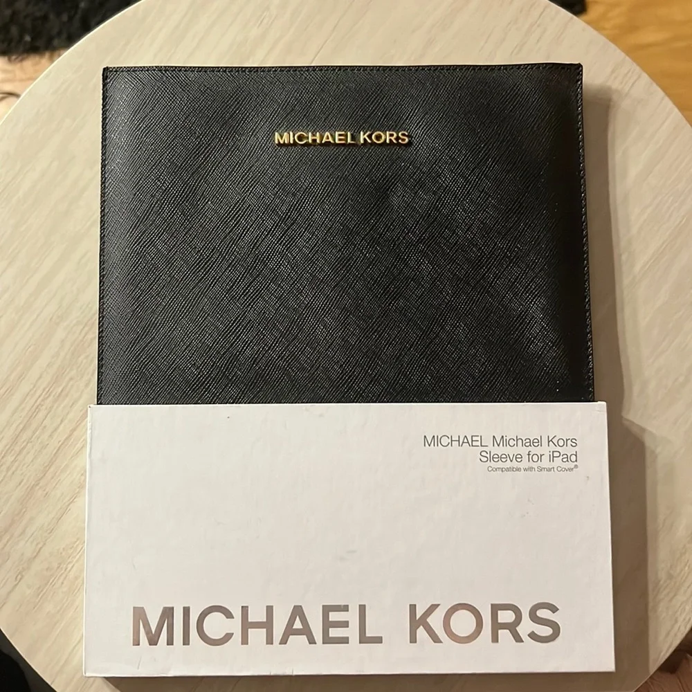 Michael Kors SLEEVE FOR IPAD (compatible w/Smart Cover) + FREE GIFT W/ PURCHASE!